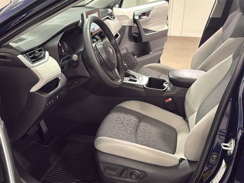 Used 2025 Toyota RAV4 XLE w/ Convenience Package image 12
