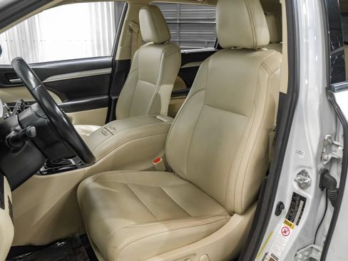 Used 2018 Toyota Highlander XLE FWD image 29