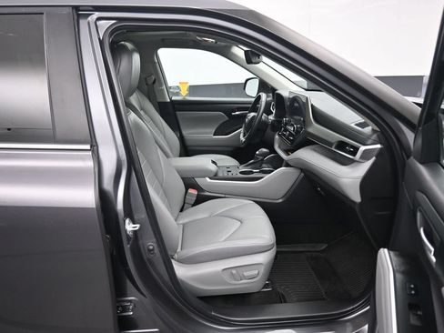 Used 2023 Toyota Highlander XLE FWD image 57