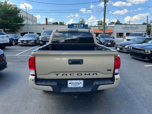 Used 2017 Toyota Tacoma TRD Off-Road w/ Premium & Technology Package AWD/4WD image 4