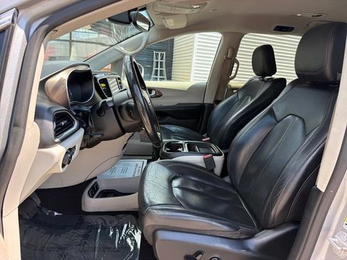 Used 2019 Chrysler Pacifica Touring-L FWD image 10