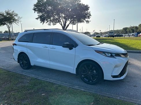 Used 2024 Toyota Sienna XSE FWD image 8