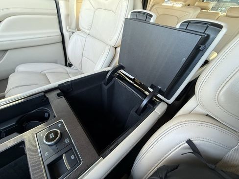 Used 2019 Lincoln Navigator Reserve image 25