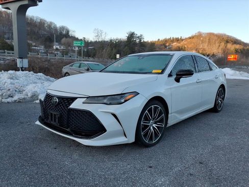 Used 2019 Toyota Avalon Touring w/ Advanced Safety Package image 2