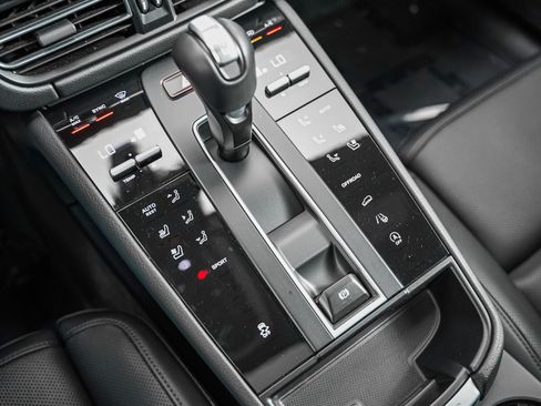 Certified 2025 Porsche Macan AWD/4WD image 20