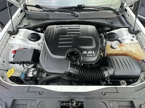 Used 2019 Chrysler 300 Touring w/ Driver Convenience Group image 16