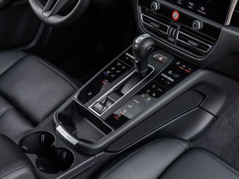 Used 2026 Porsche Macan image 32