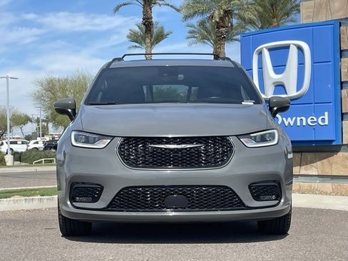 Used 2023 Chrysler Pacifica Touring-L w/ Uconnect Theater Family Group image 4