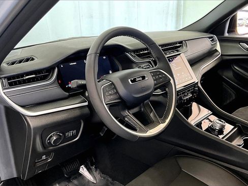 Used 2025 Jeep Grand Cherokee Altitude image 14