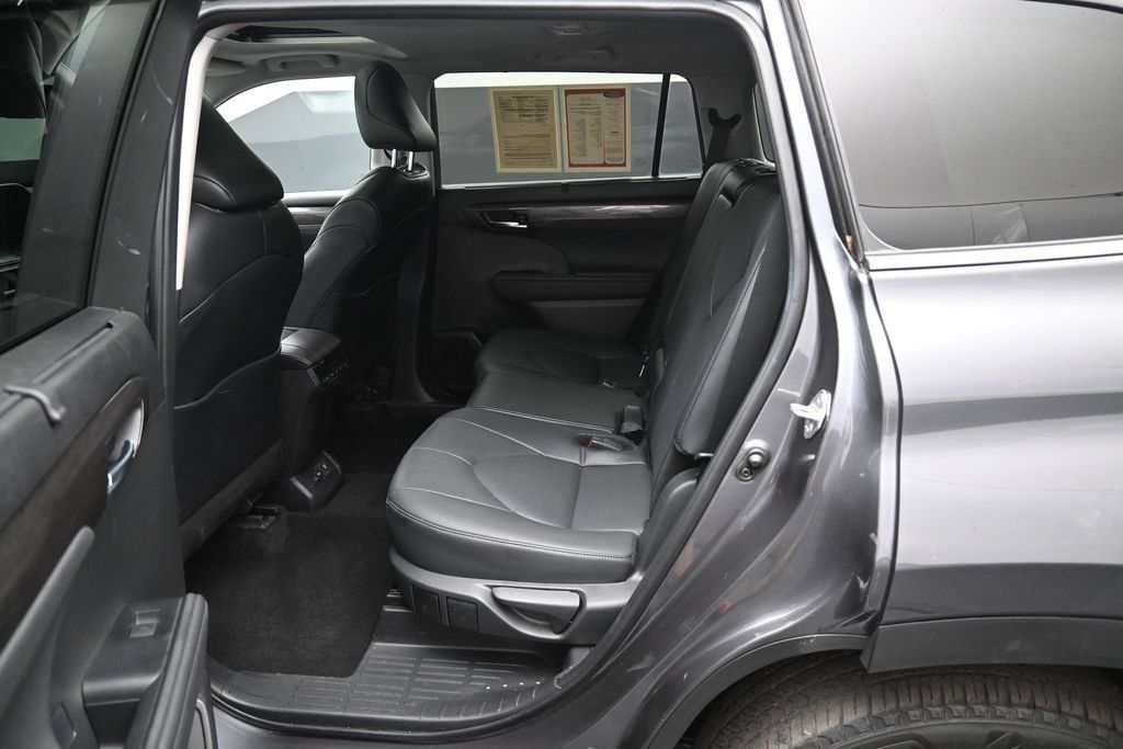 Certified 2024 Toyota Highlander Limited AWD/4WD image 30