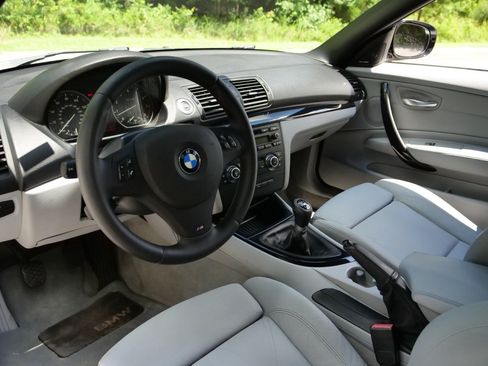 Used 2011 BMW 135i Convertible RWD image 2
