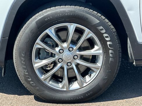 Used 2019 Jeep Cherokee Latitude Plus AWD/4WD image 24