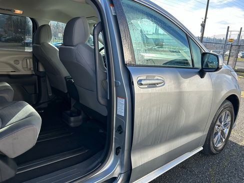 Certified 2024 Toyota Sienna LE image 14