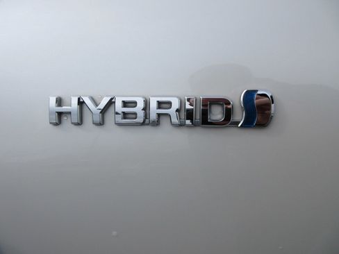 Used 2021 Toyota Venza LE image 3