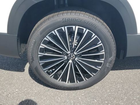 New 2026 Volkswagen Taos SE FWD image 5