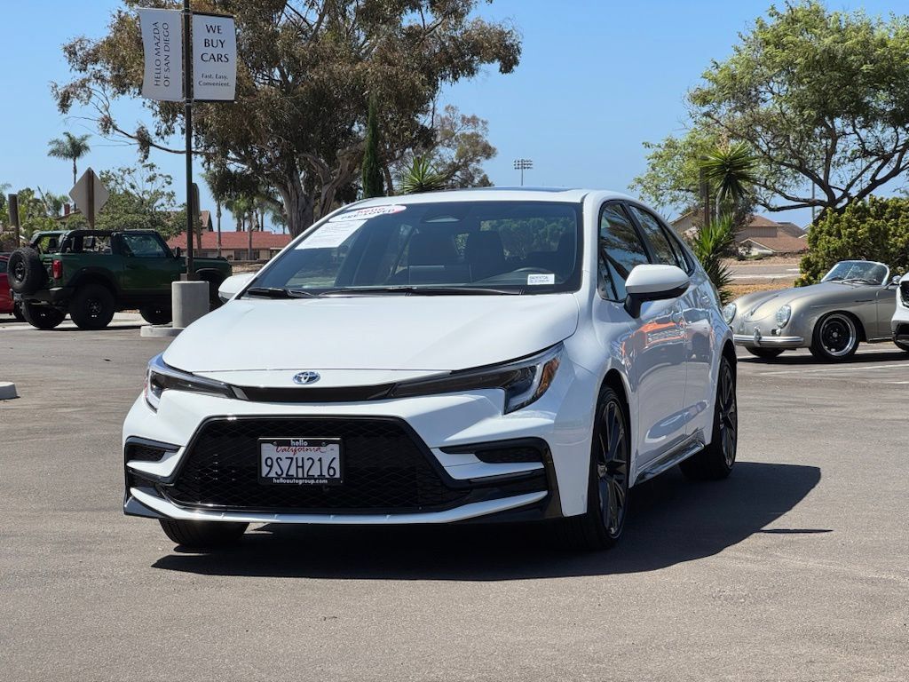 Used 2025 Toyota Corolla SE w/ SE Premium Package FWD image 5
