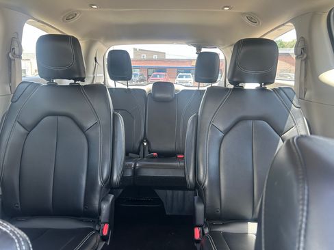 Used 2024 Chrysler Pacifica Touring-L FWD image 32