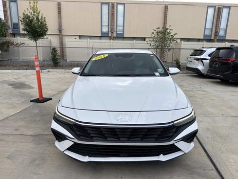 Used 2025 Hyundai Elantra SE FWD image 2