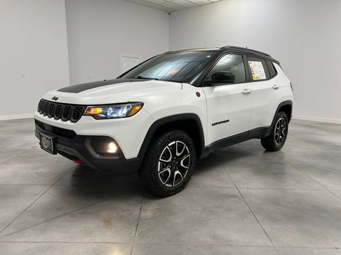 Used 2025 Jeep Compass Trailhawk AWD/4WD image 3