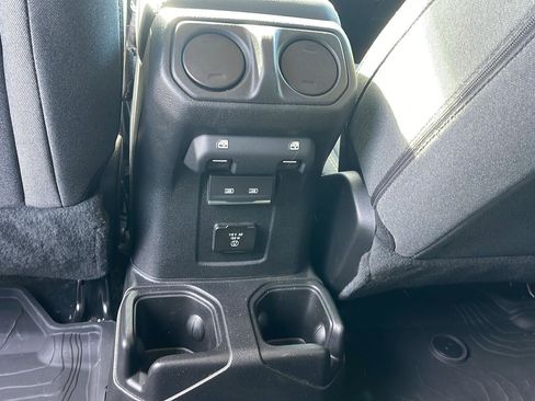 Used 2025 Jeep Wrangler Sahara image 27