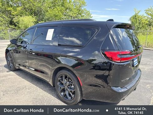 Used 2025 Chrysler Pacifica Limited w/ Trailer Tow Group FWD image 9