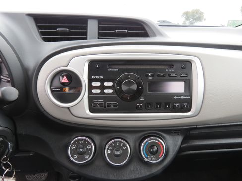 Used 2014 Toyota Yaris L image 17