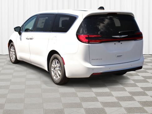 New 2026 Chrysler Pacifica Select FWD image 32