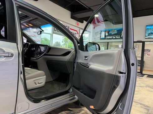 Used 2017 Toyota Sienna XLE w/ XLE Navigation Package AWD/4WD image 50