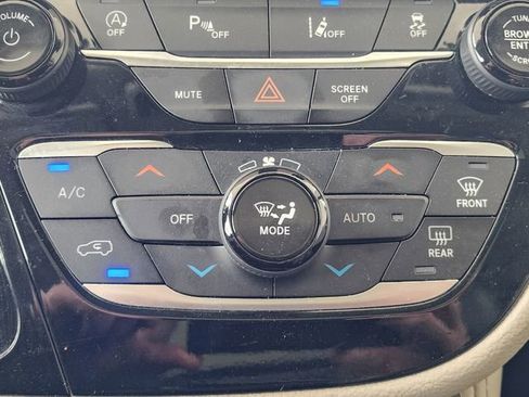 Used 2023 Chrysler Pacifica Limited FWD image 39