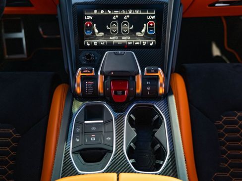 Used 2022 Lamborghini Urus image 32