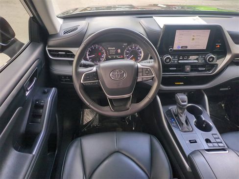 Used 2024 Toyota Highlander LE image 19
