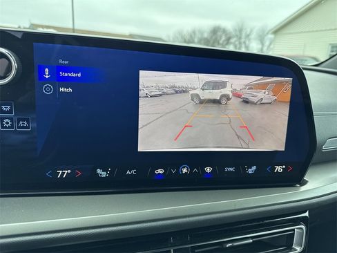 Used 2025 Chevrolet Traverse LT image 17