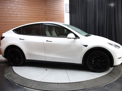 Used 2021 Tesla Model Y Long Range image 22