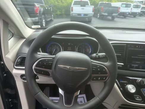 Used 2022 Chrysler Pacifica Touring-L FWD image 11