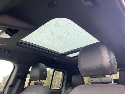 Used 2023 Land Rover Defender 130 X-Dynamic SE image 10