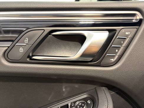 Certified 2026 Porsche Macan AWD/4WD image 22