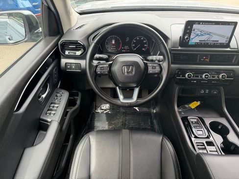 Used 2025 Honda Pilot Touring image 16