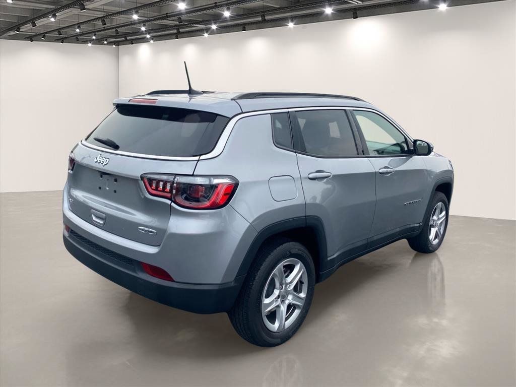 Used 2023 Jeep Compass Latitude w/ Convenience Group AWD/4WD image 7