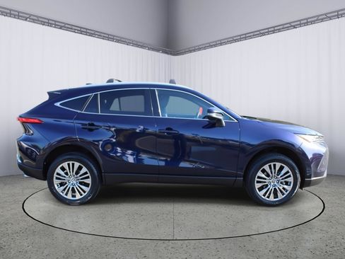 Used 2023 Toyota Venza XLE image 9