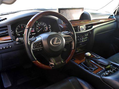 Used 2018 Lexus LX 570 4WD w/ Luxury Package image 18