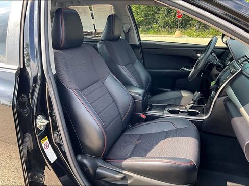 Used 2017 Toyota Camry SE w/ Moonroof Package FWD image 7