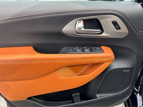 Used 2024 Chrysler Pacifica Pinnacle image 14