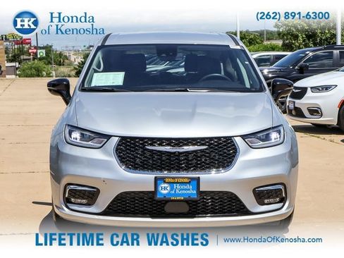 Used 2024 Chrysler Pacifica Touring-L FWD image 8