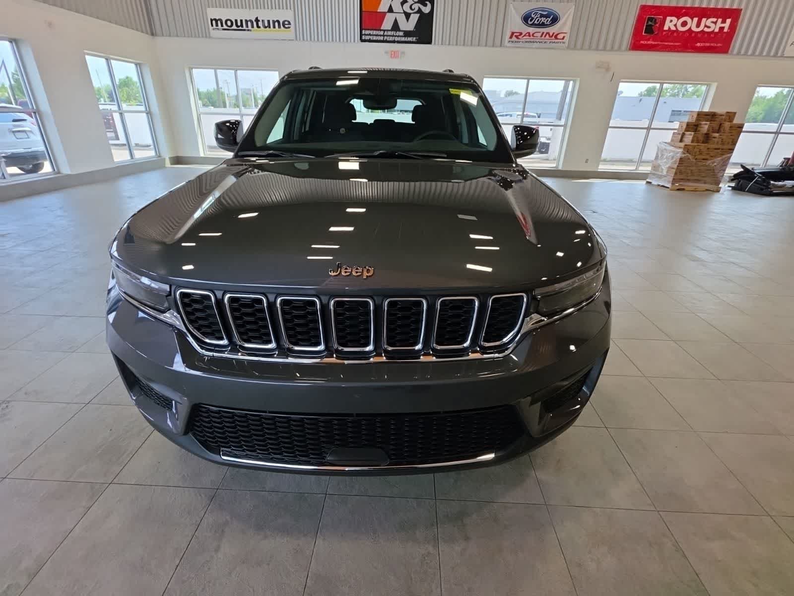 Used 2023 Jeep Grand Cherokee Laredo w/ Luxury Tech Group I AWD/4WD image 4