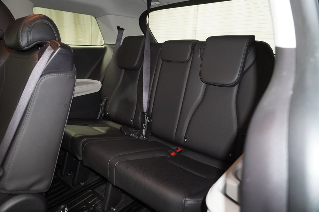 Used 2024 Kia Carnival LX FWD image 16