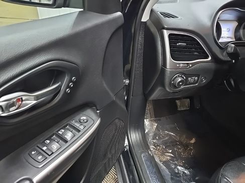 Used 2019 Jeep Cherokee Limited AWD/4WD image 28