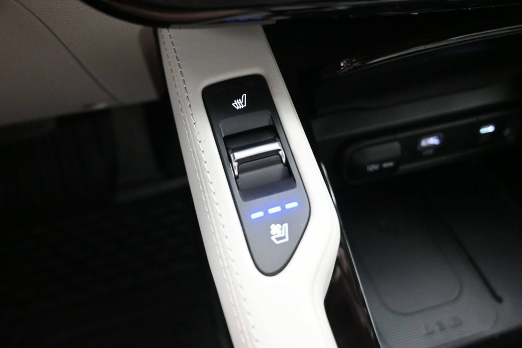Used 2025 Kia Telluride EX w/ EX Captain's Chair Package FWD image 21