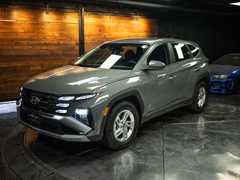 Used 2025 Hyundai Tucson SE FWD image 2