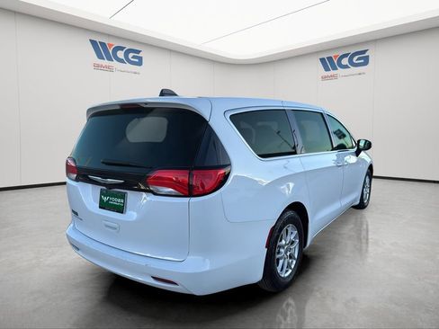 Used 2022 Chrysler Voyager LX FWD image 15
