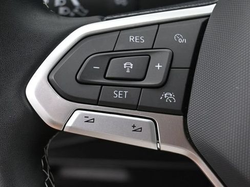 Used 2023 Volkswagen Tiguan SE w/ Panoramic Sunroof Package FWD image 17